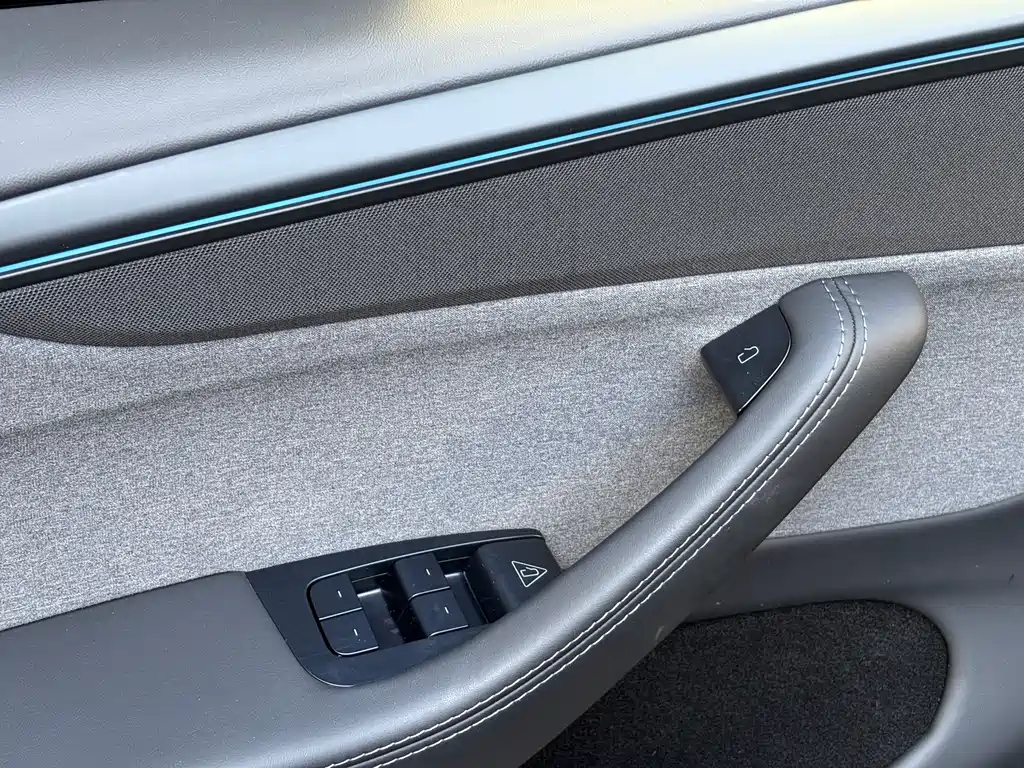 Tesla Model Y — миниатюра 13