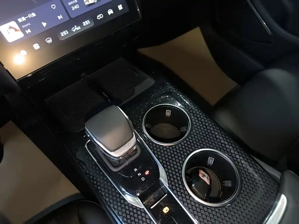 Hongqi Hongqi HS3 PHEV — миниатюра 14