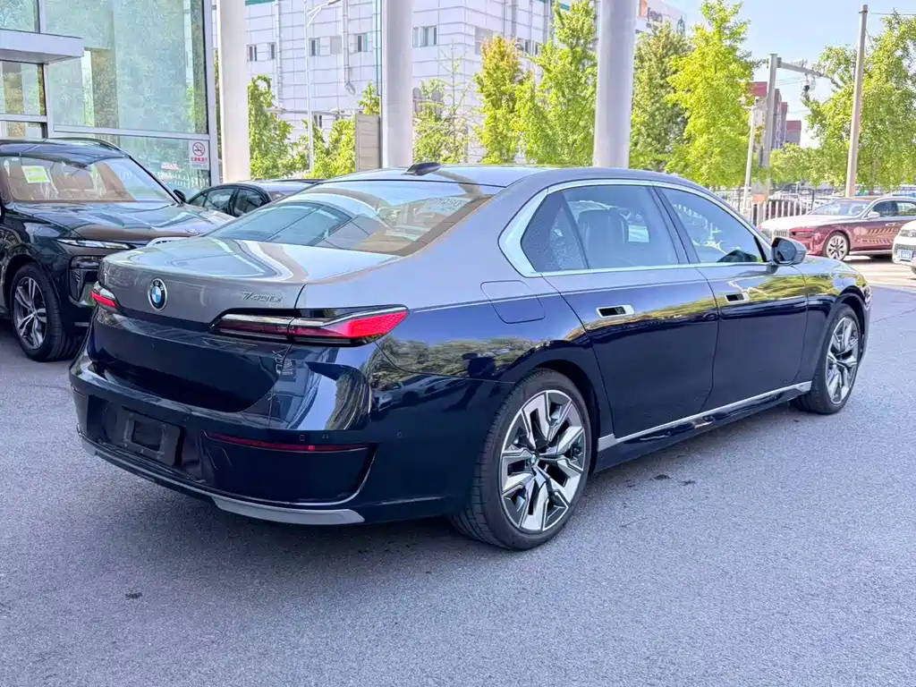 BMW 7 Series — миниатюра 8