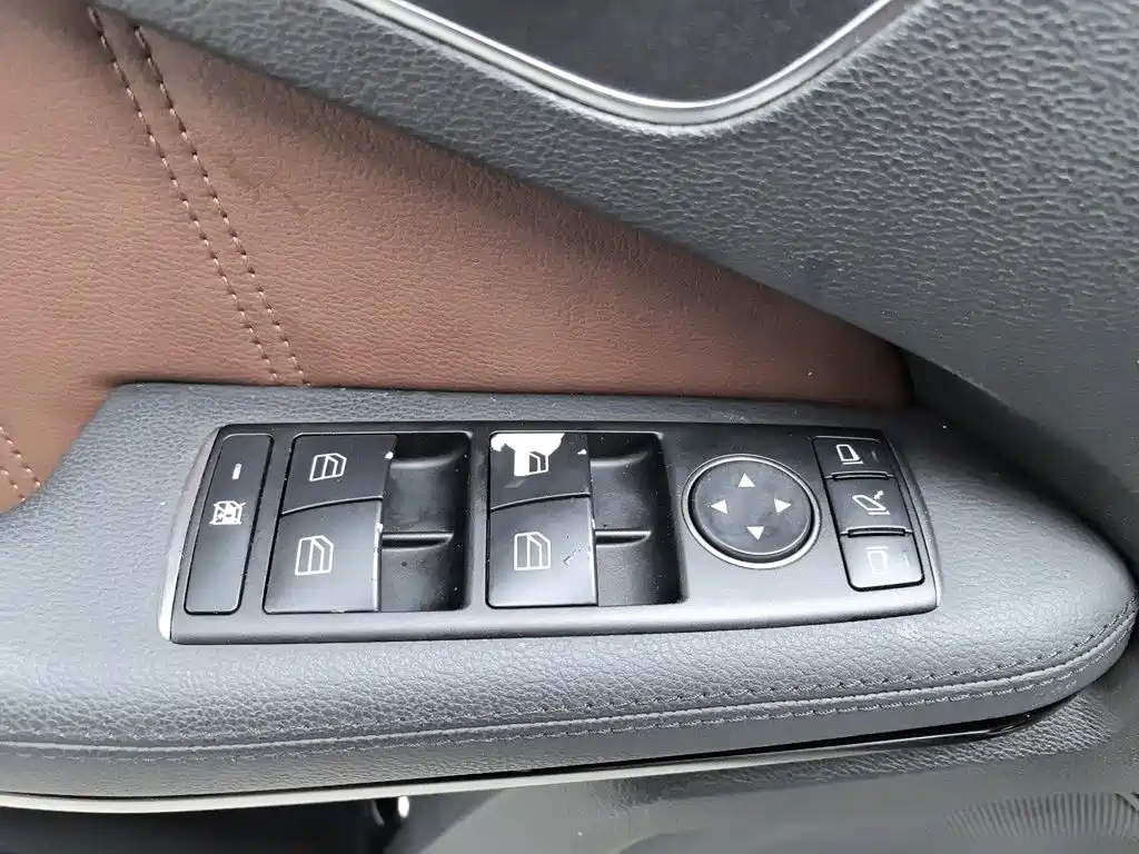 Mercedes-Benz E-Class — миниатюра 9