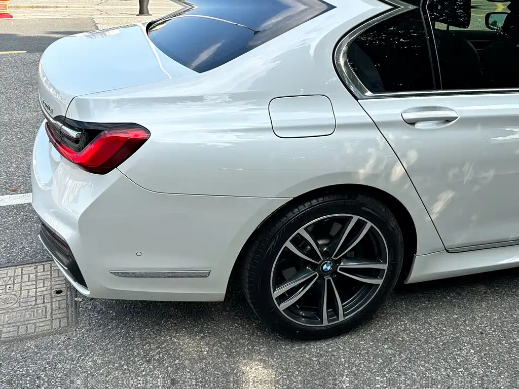 BMW 7 Series — миниатюра 11