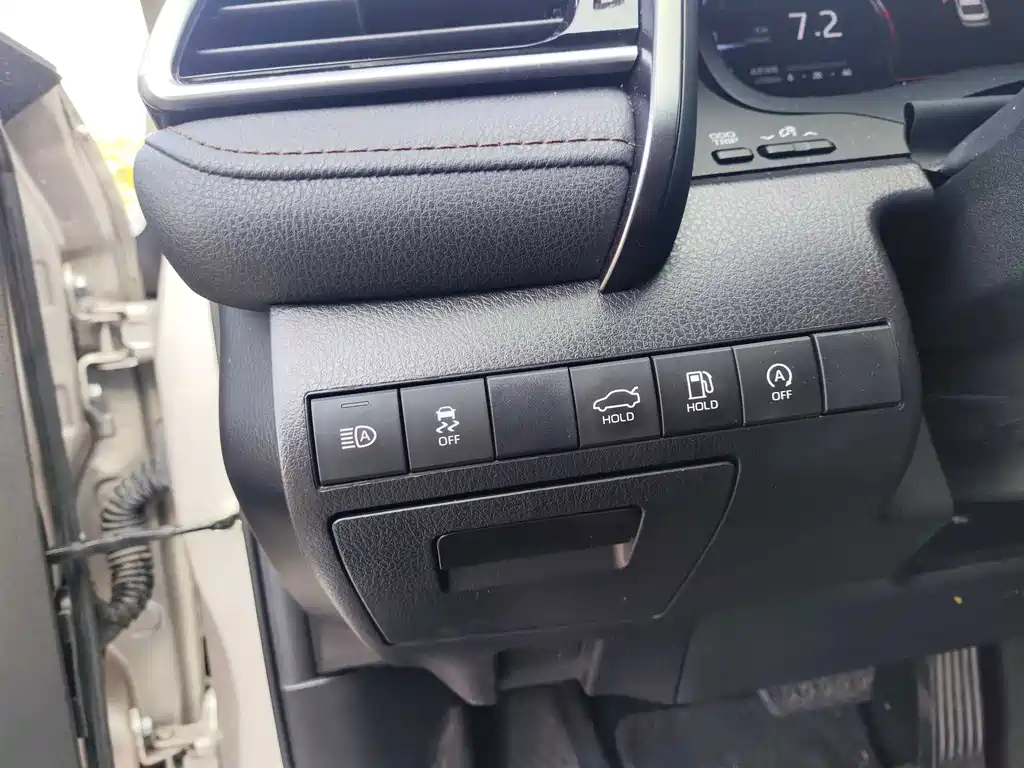 Toyota Camry — миниатюра 12