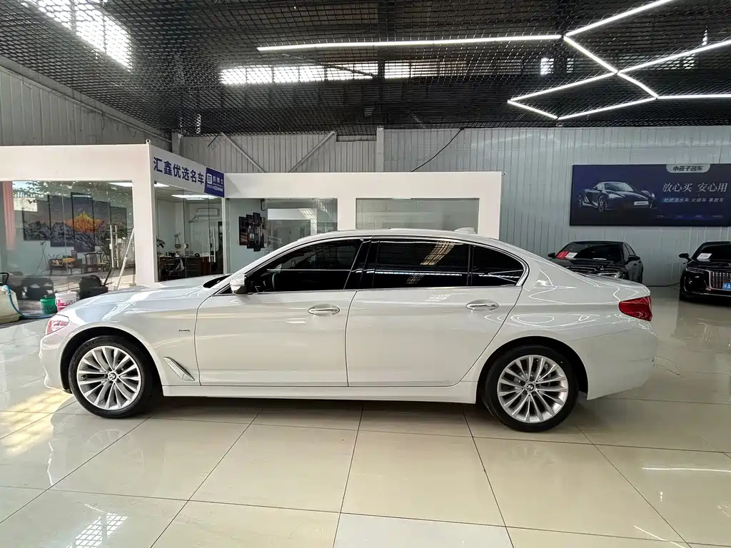 BMW 5 Series — миниатюра 12