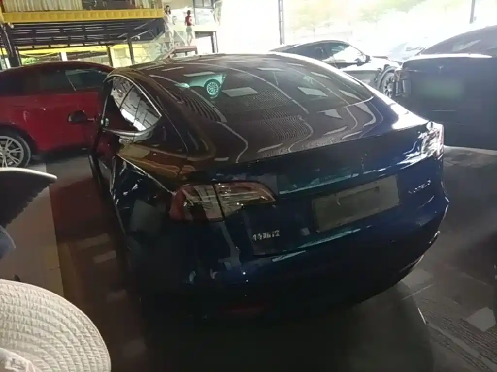 Tesla Model 3 — миниатюра 5