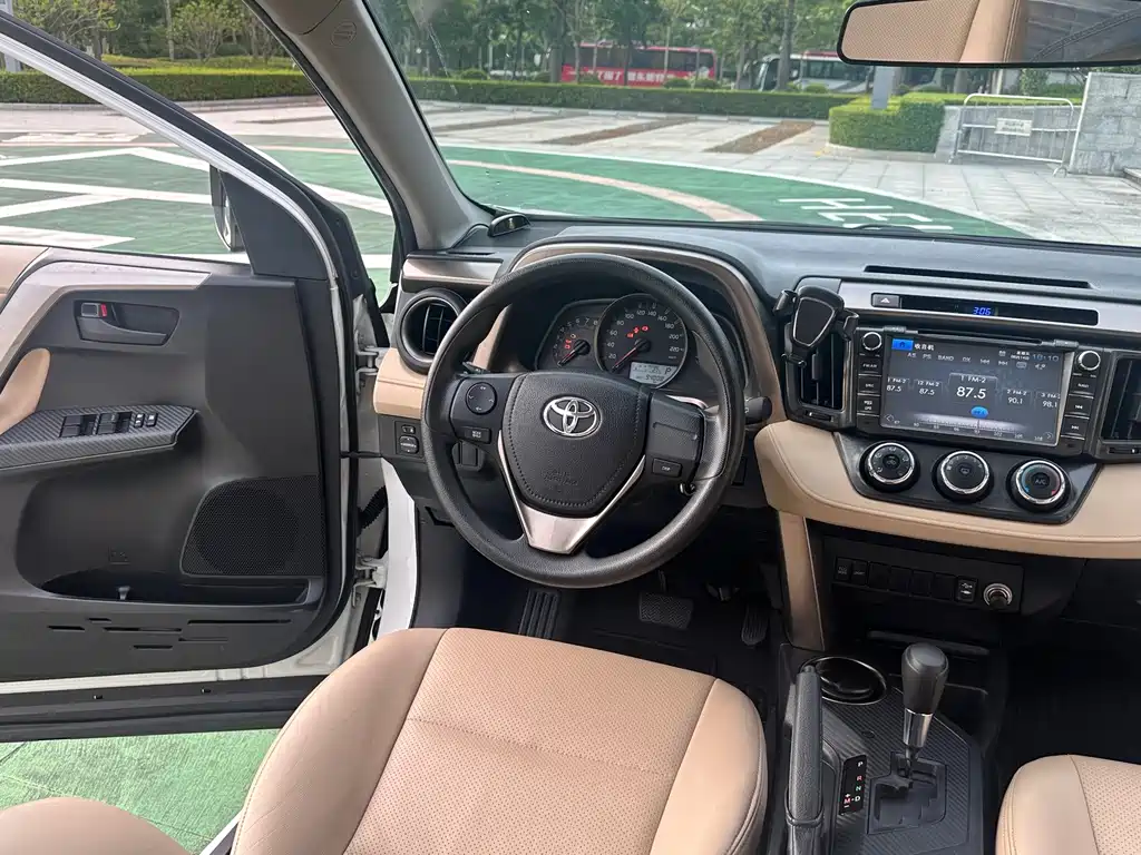 Toyota RAV4 — миниатюра 10