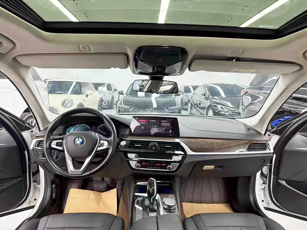 BMW 5 Series — миниатюра 9