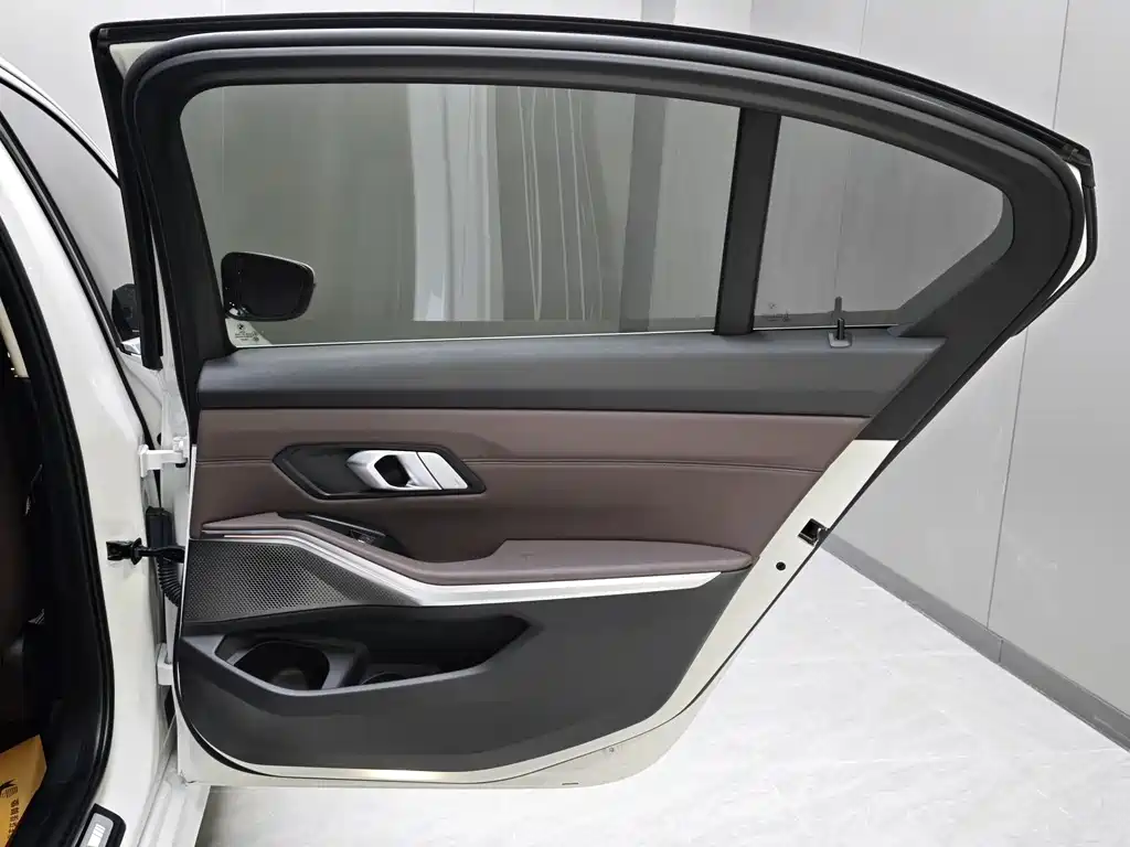 BMW 3 Series - фото 14
