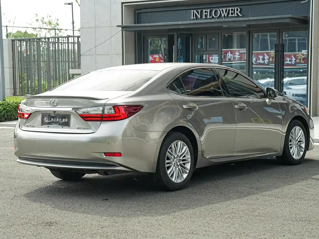 Lexus ES — миниатюра 4