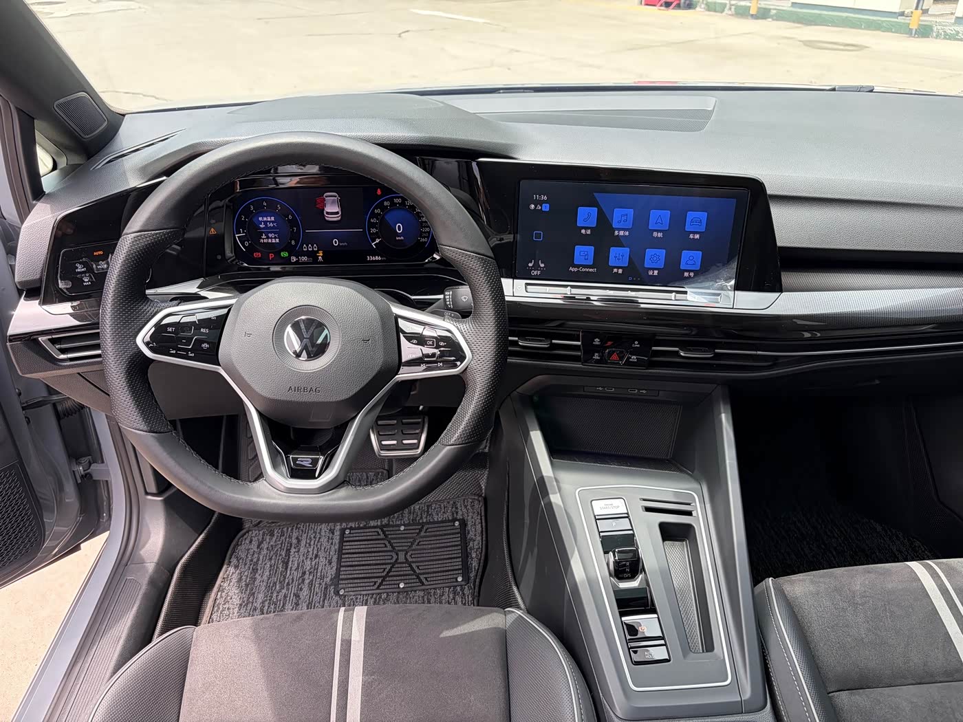 Volkswagen Golf 1.4 л 2023 г. Серебристо-серый, пробег 33000 км