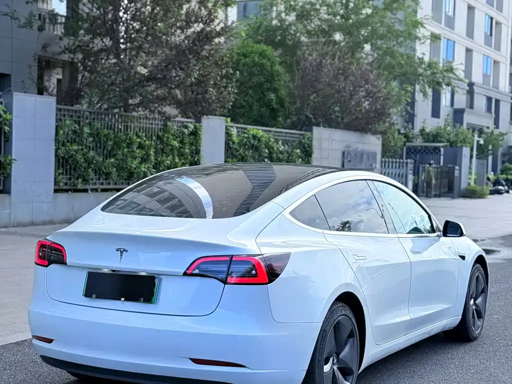 Tesla Model 3 — миниатюра 10