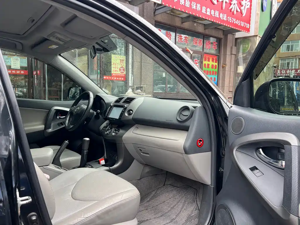 Toyota RAV4 — миниатюра 8
