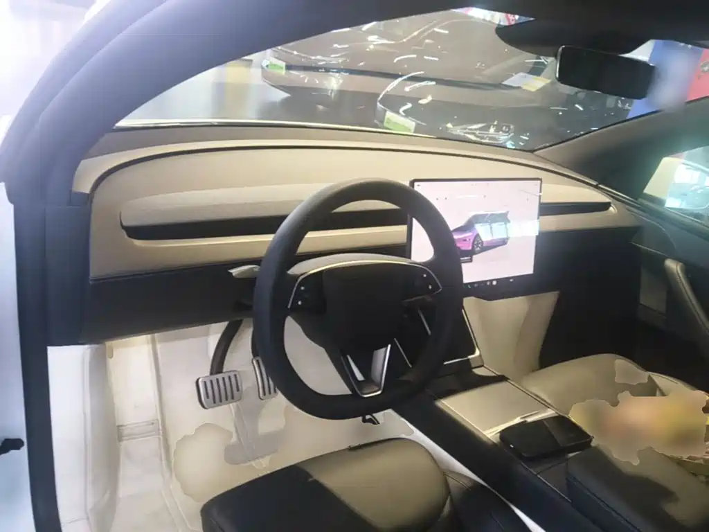Tesla Model Y L — миниатюра 10