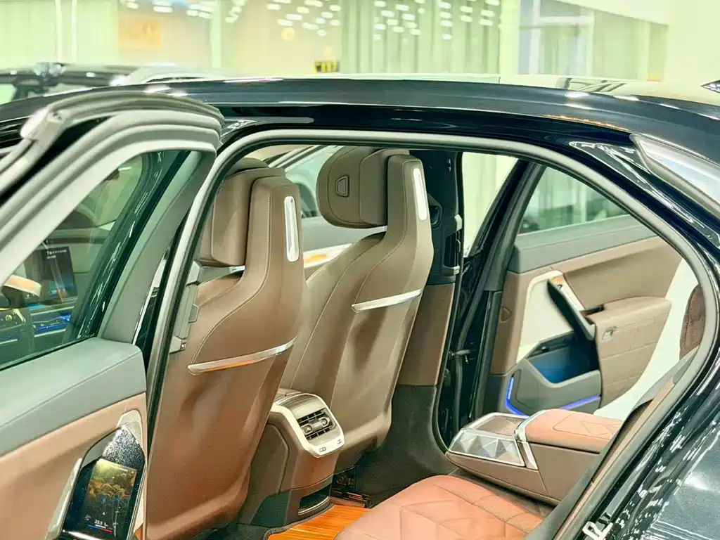 BMW 7 Series — миниатюра 6
