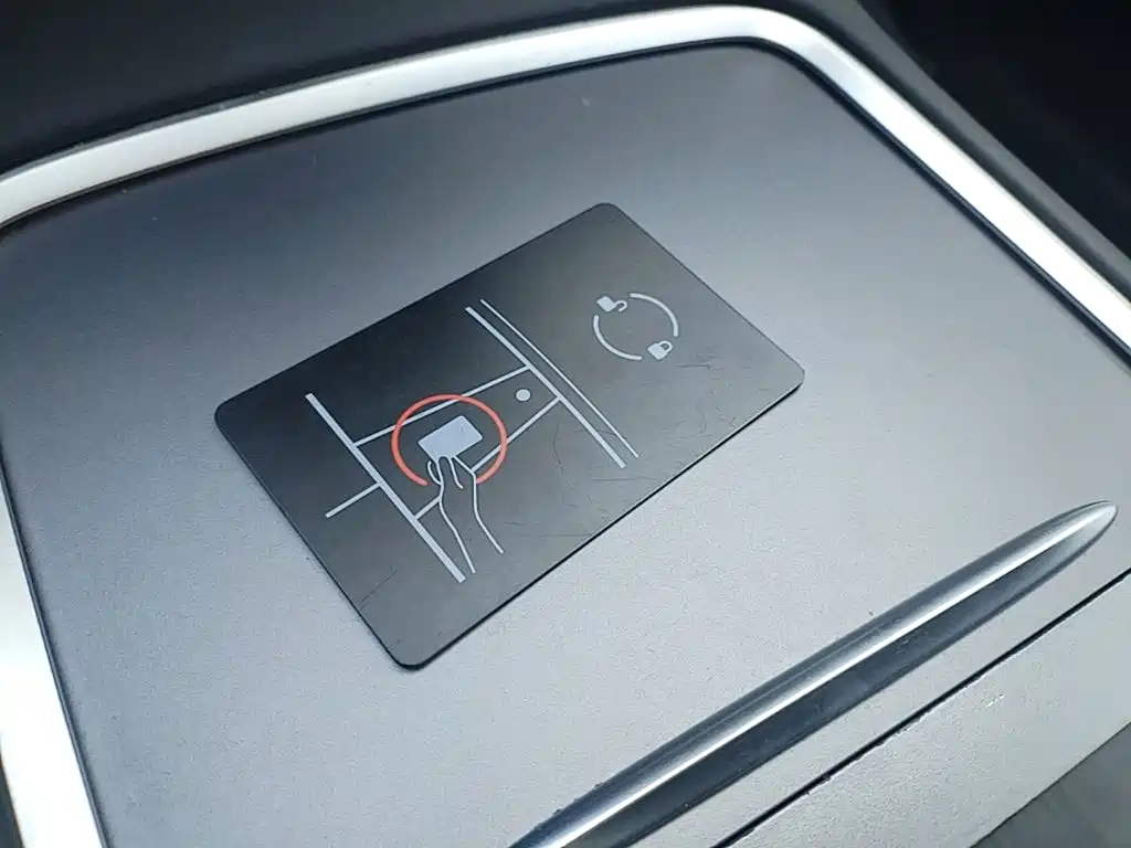 Tesla Model Y — миниатюра 9