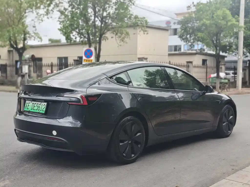 Tesla Model 3 — миниатюра 10
