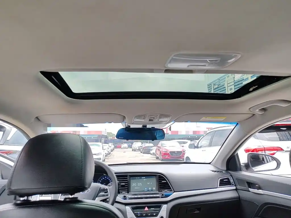 Hyundai Elantra — миниатюра 18