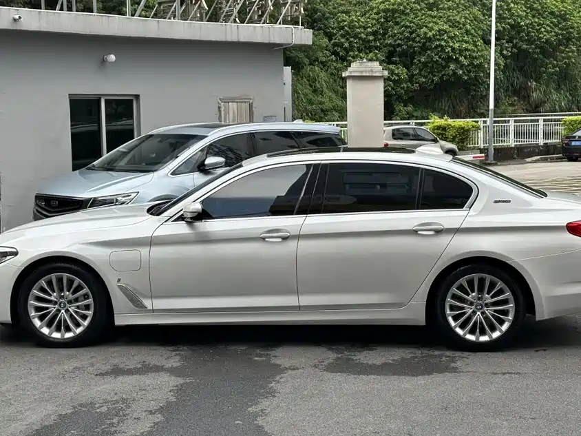 BMW 5 Series New Energy — миниатюра 7