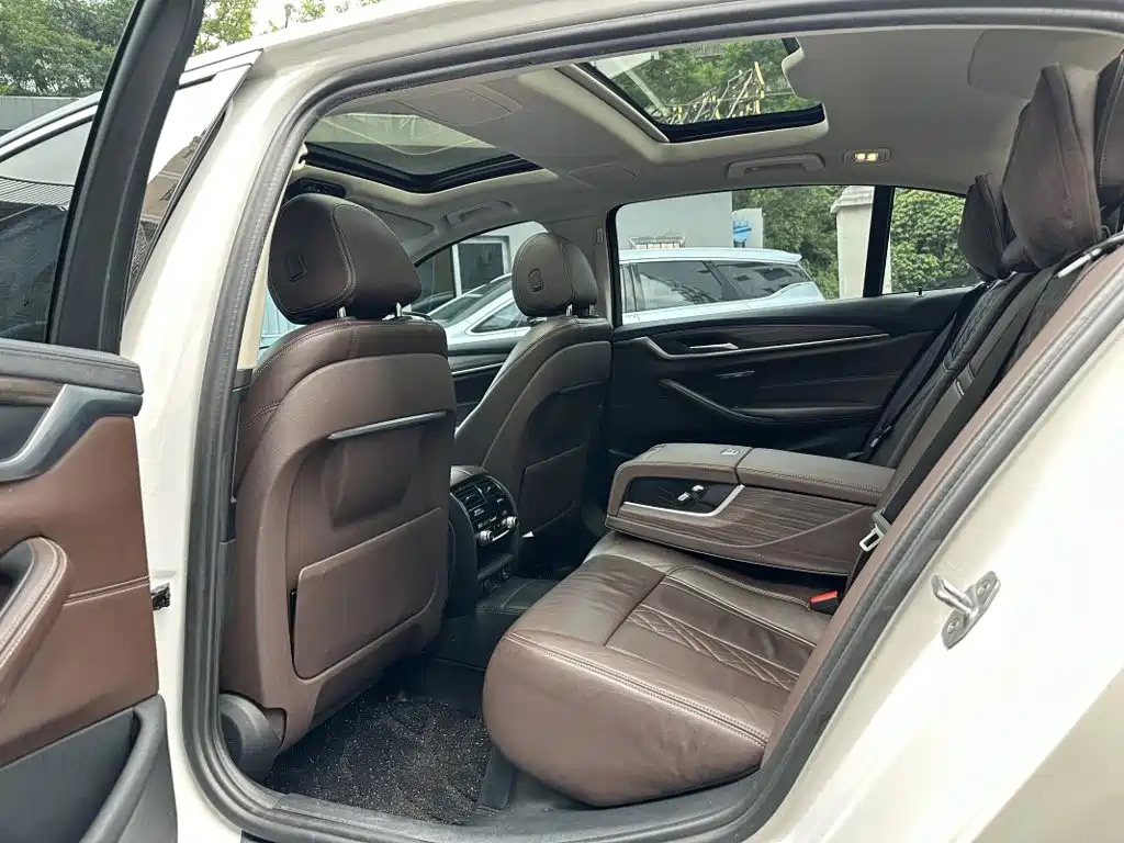 BMW 5 Series New Energy — миниатюра 6