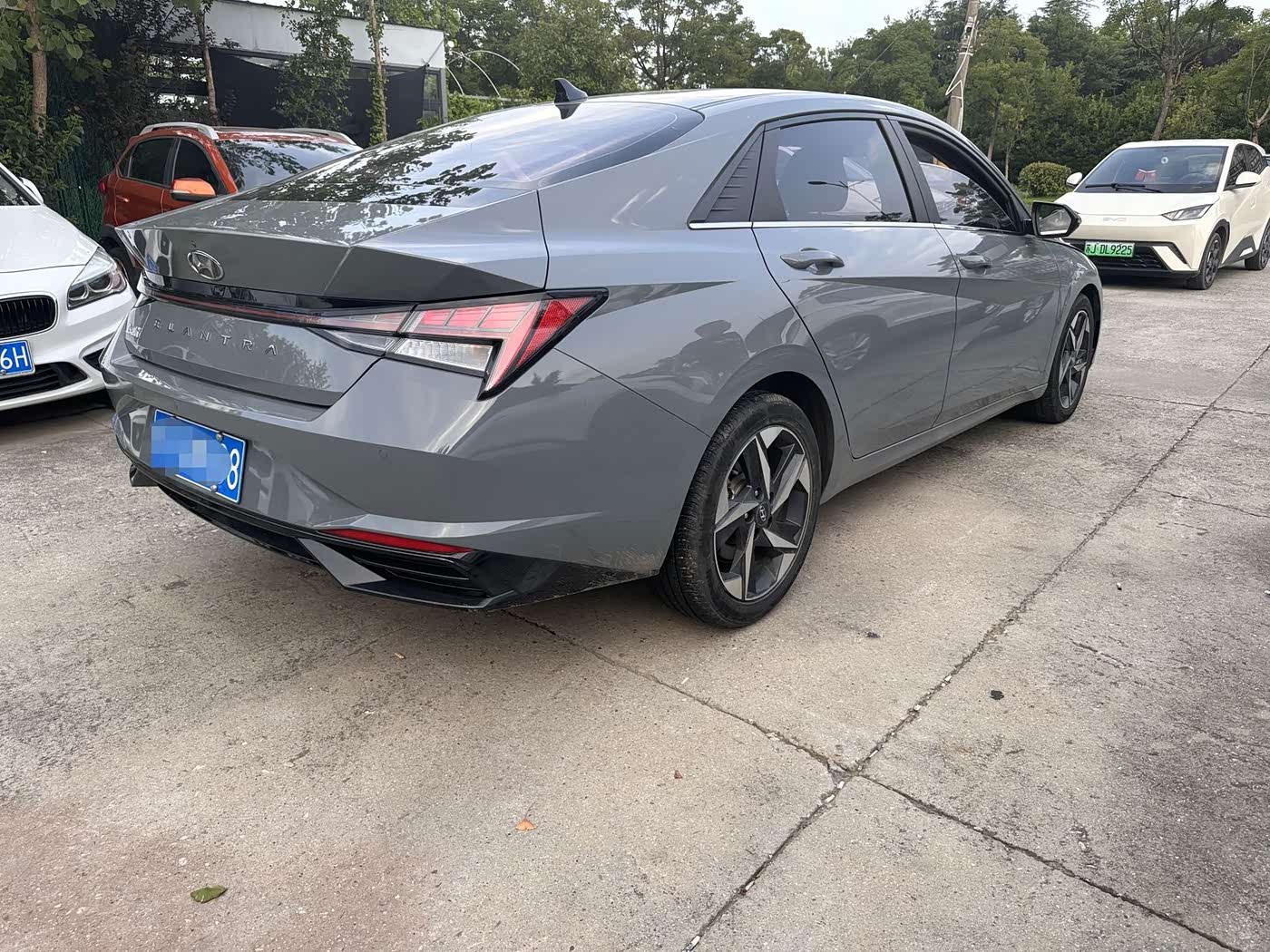 Hyundai Elantra 1.5 л 2023 г. Серебристо-серый, пробег 35000 км