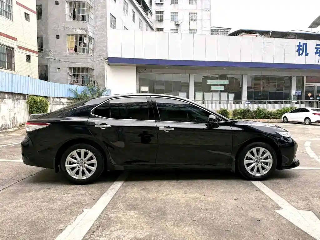 Toyota Camry — миниатюра 7
