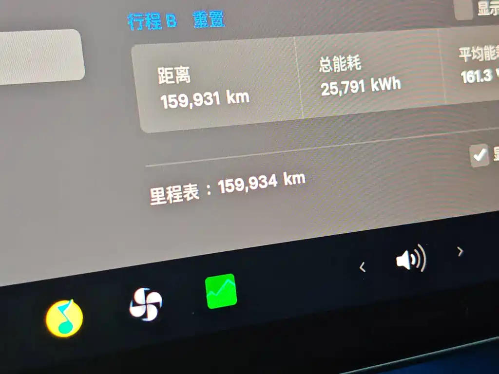 Tesla Model Y — миниатюра 12