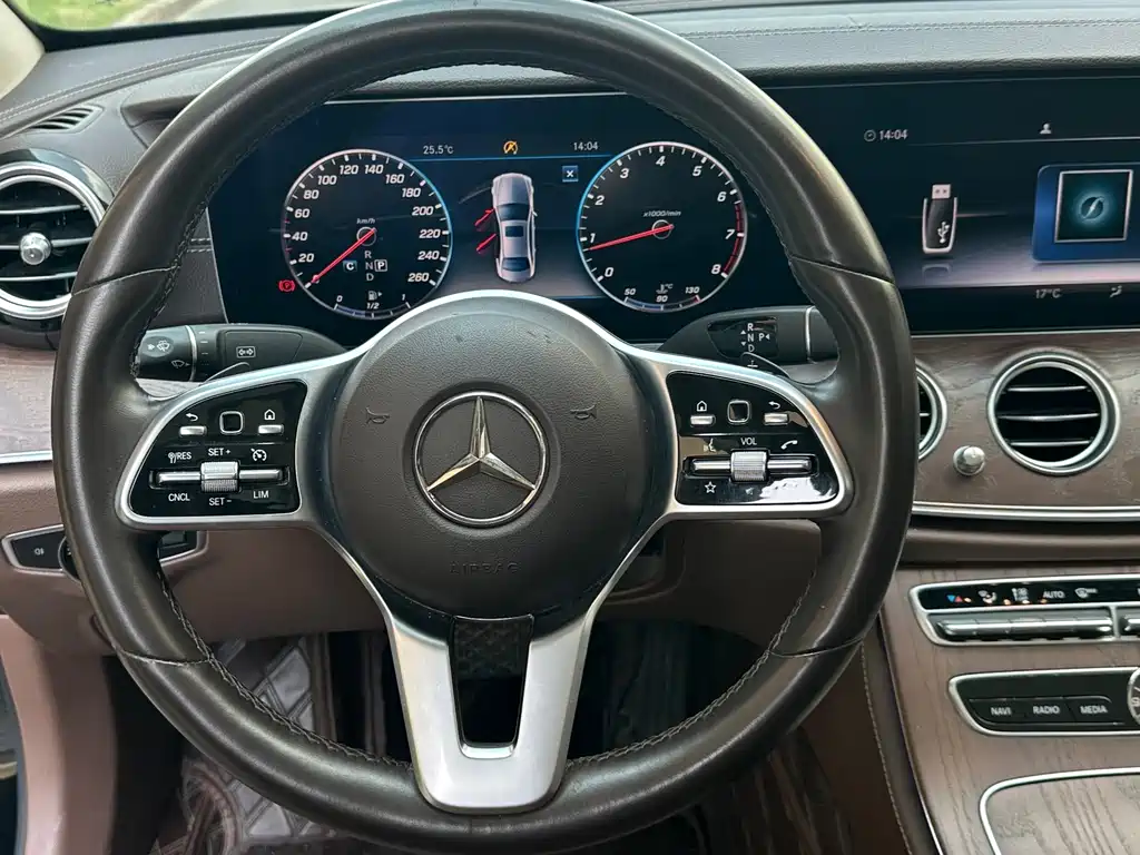 Mercedes-Benz E-Class — миниатюра 11