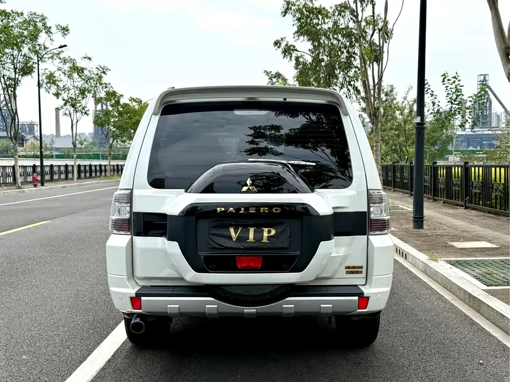 Mitsubishi Pajero (Import) — миниатюра 7