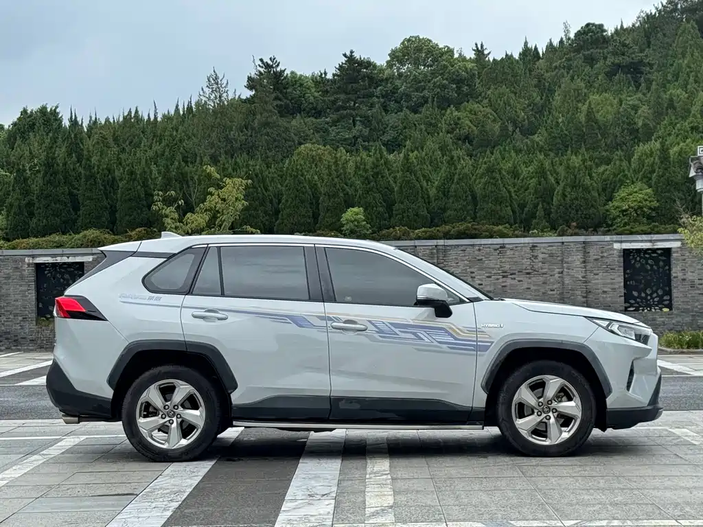 Toyota RAV4 — миниатюра 4