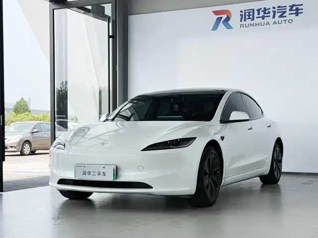 TESLA MODEL 3 2024