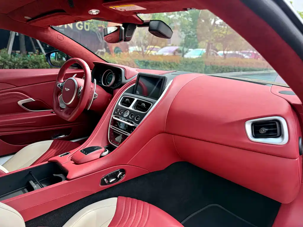 Aston Martin DB11 — миниатюра 6