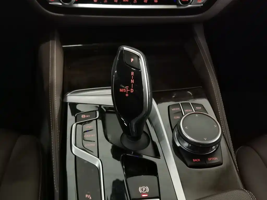 BMW 5 Series — миниатюра 13