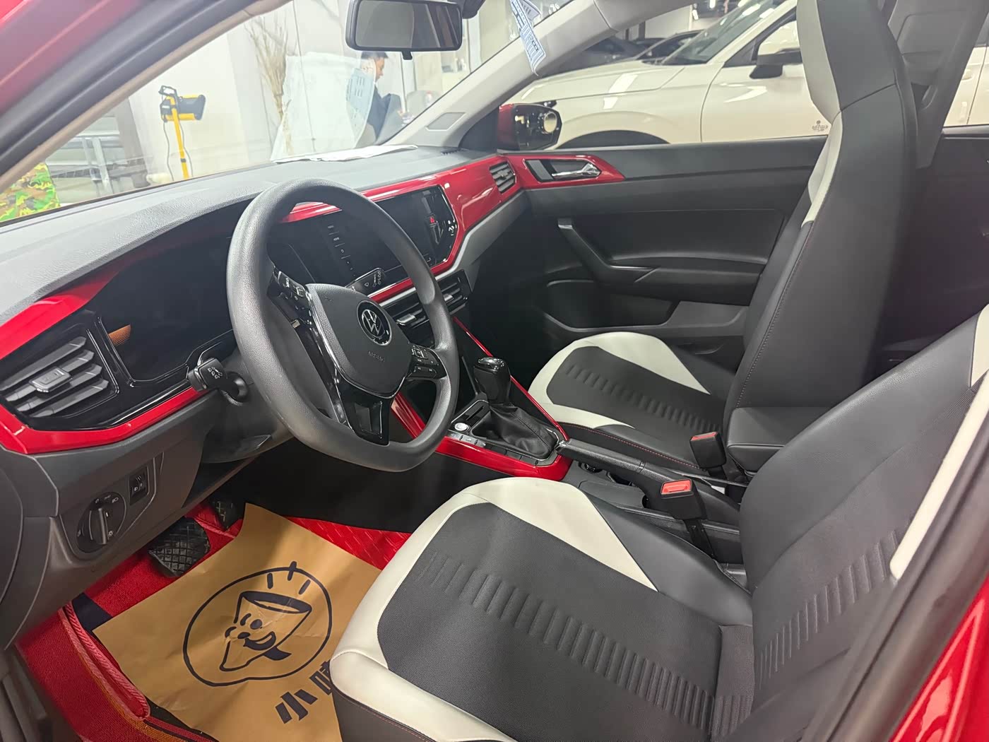 Volkswagen Polo 1.5 л 2022 г. красный/фиолетовый, пробег 24800 км
