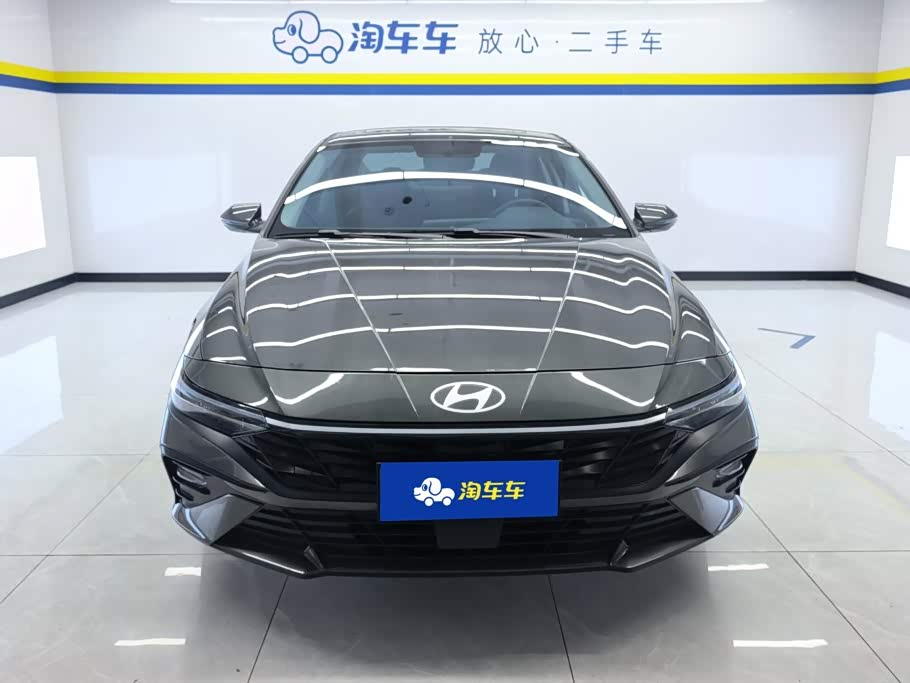 Hyundai Elantra 1.5 л 2026 г. Серебристо-серый, пробег 3700 км