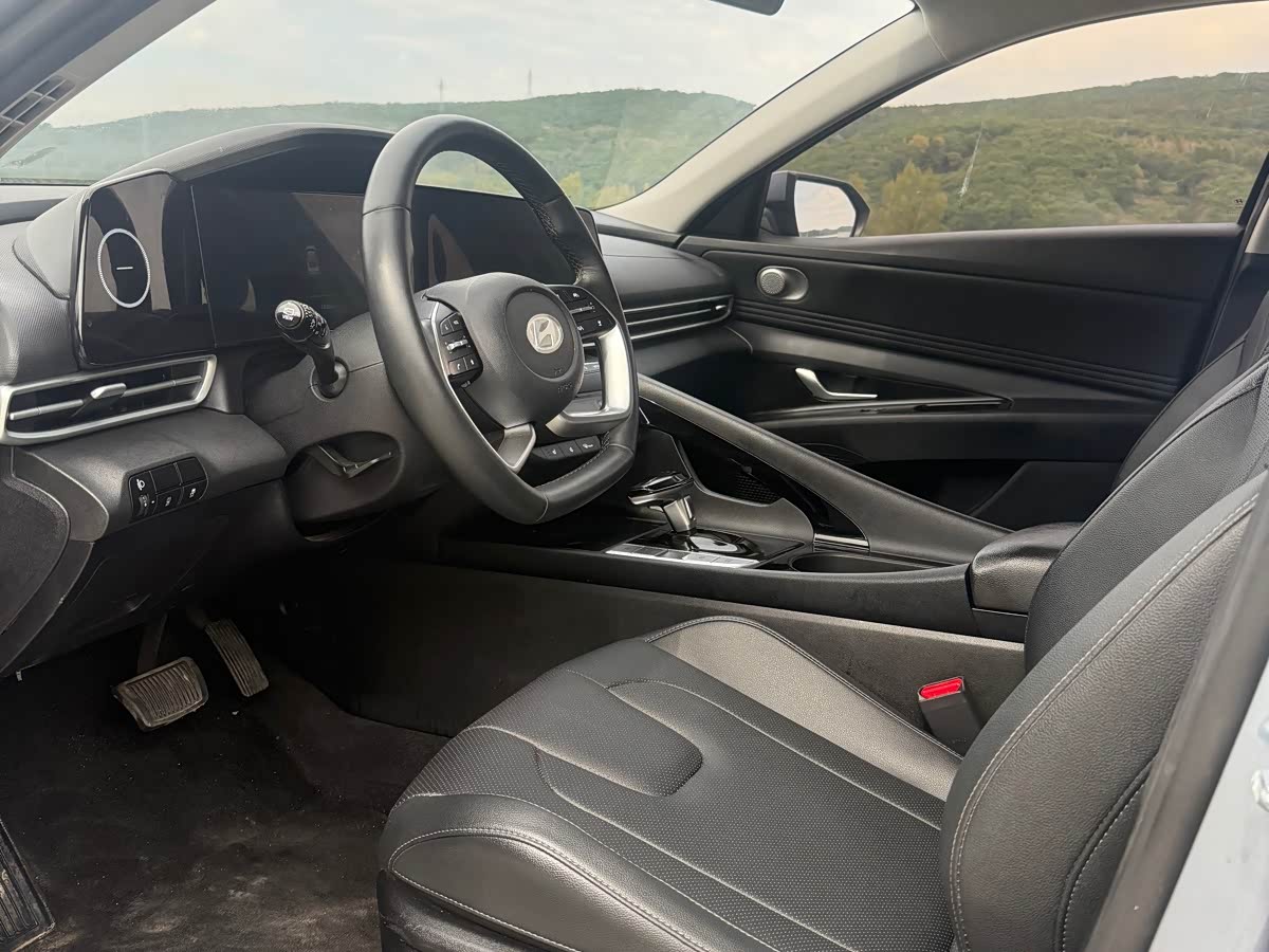 Hyundai Elantra 1.5 л 2023 г. Голубой, пробег 18000 км