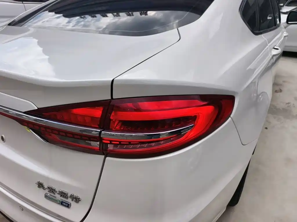 Ford Mondeo — миниатюра 8
