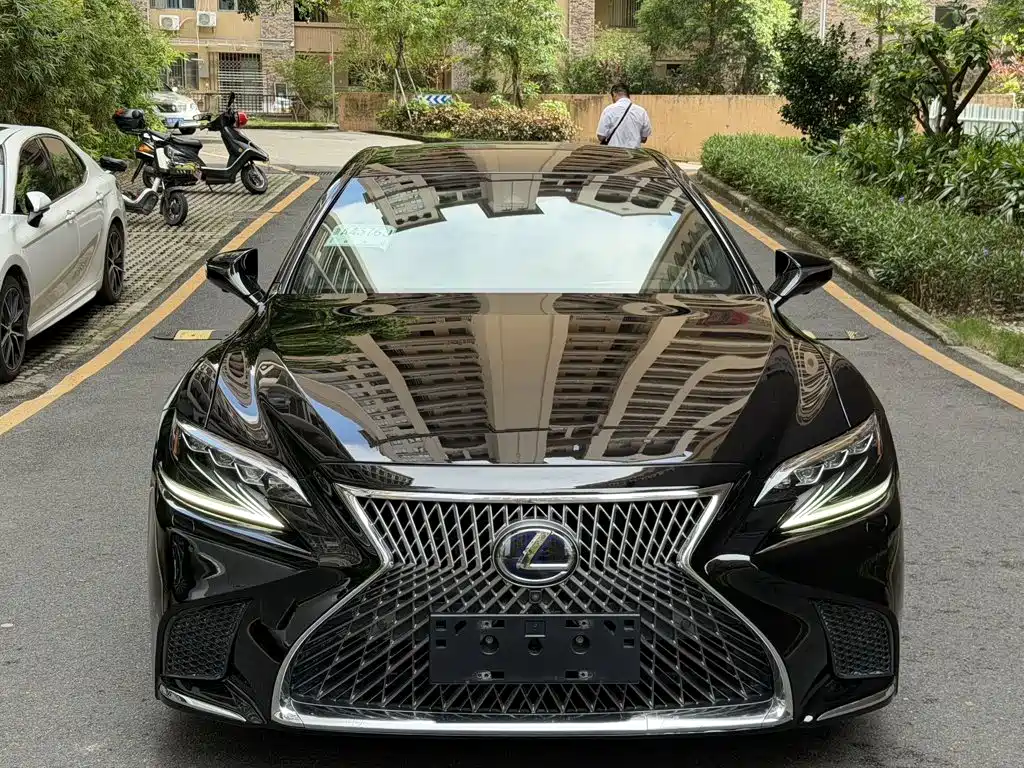 Lexus LS — миниатюра 8