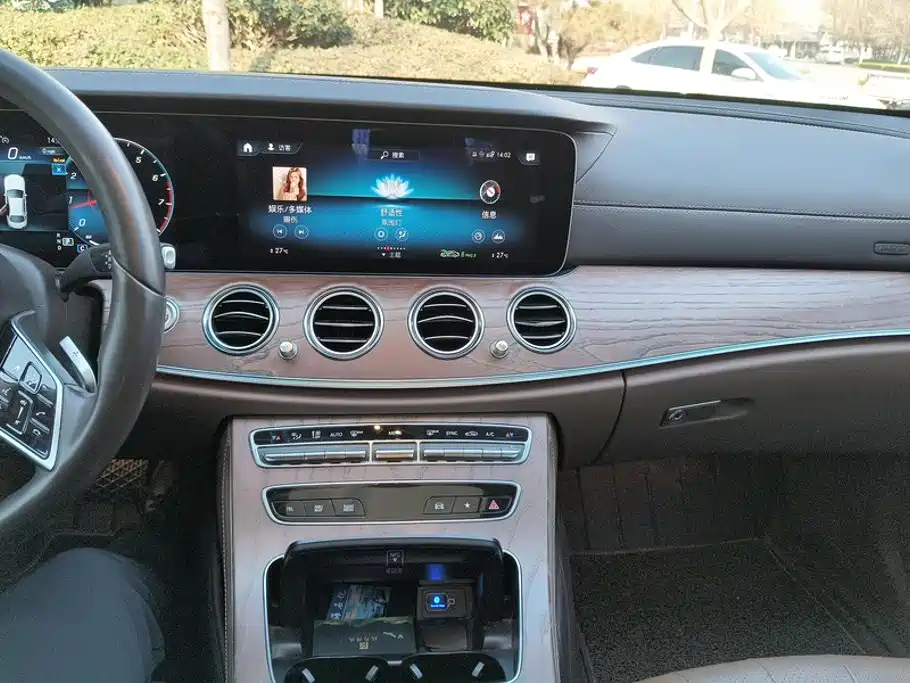 Mercedes-Benz E-Class — миниатюра 13