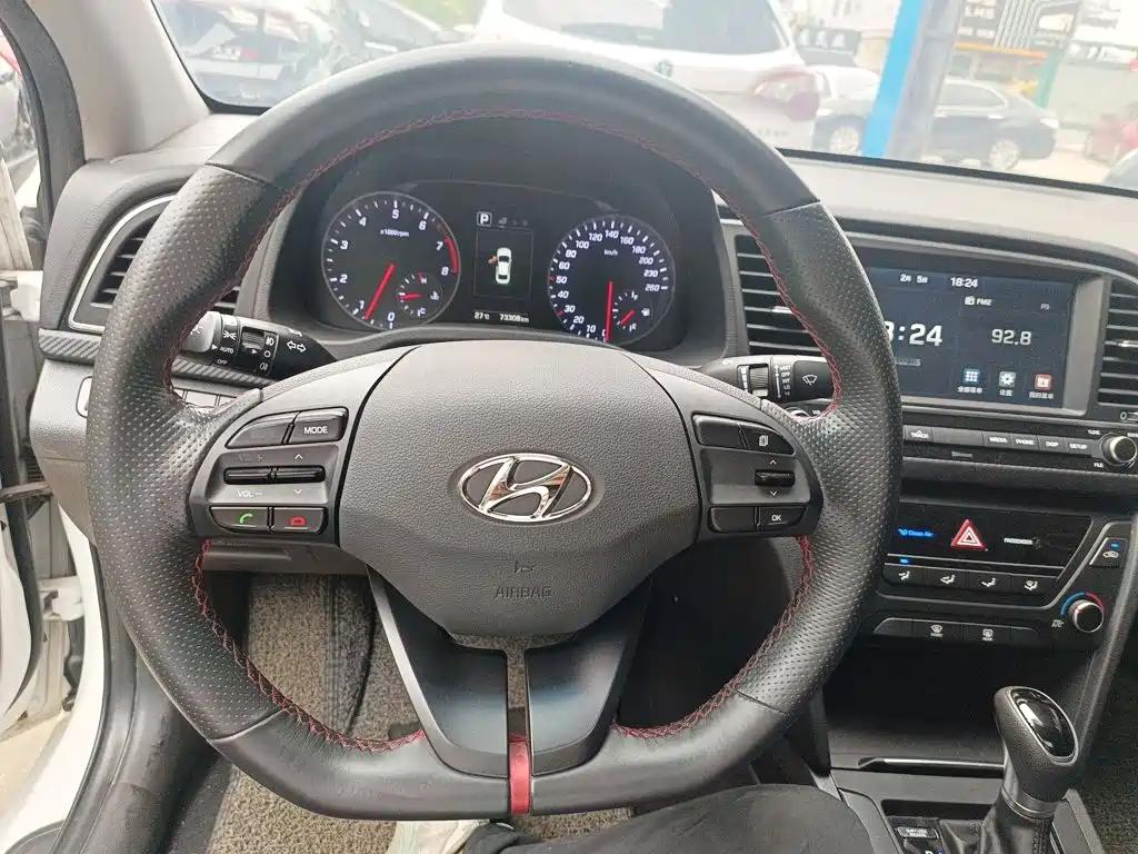 Hyundai Elantra — миниатюра 11