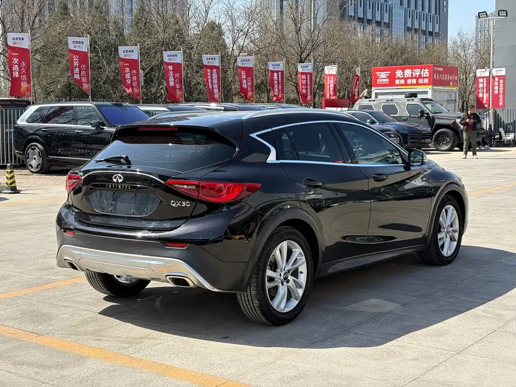INFINITI QX30
