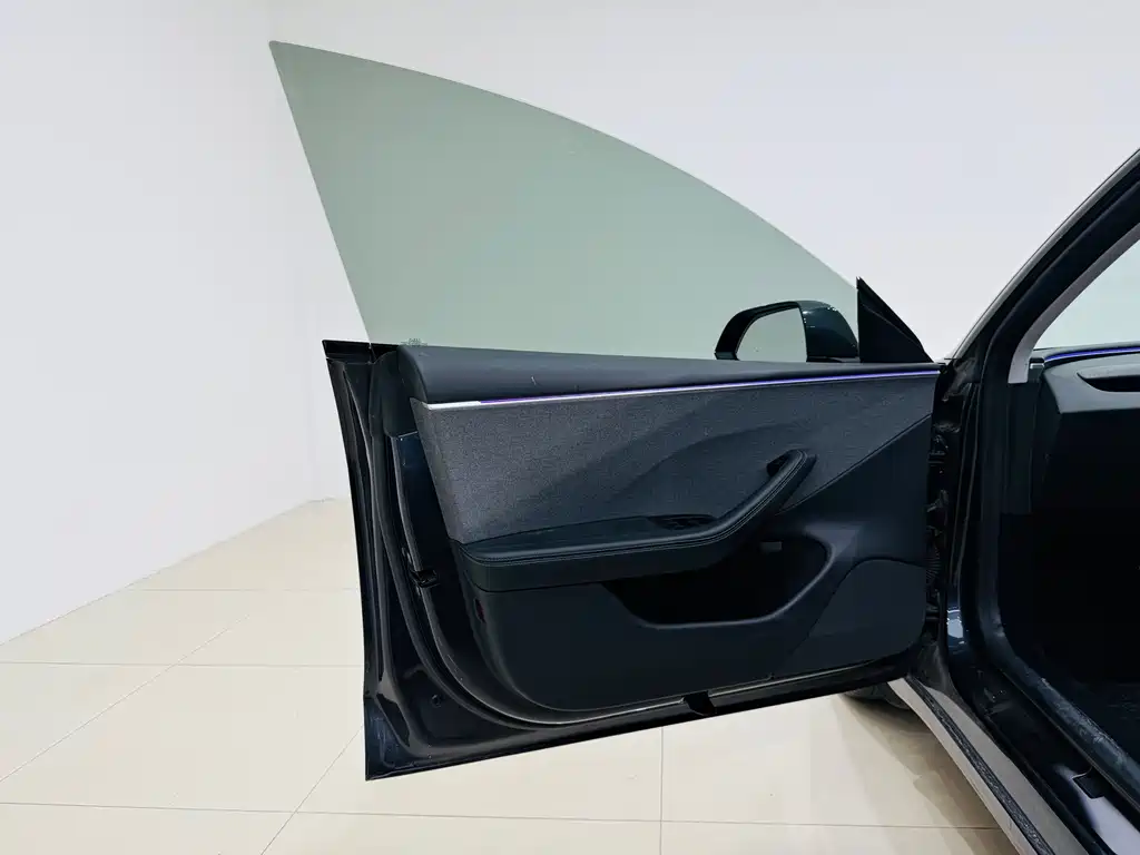 Tesla Model 3 — миниатюра 17