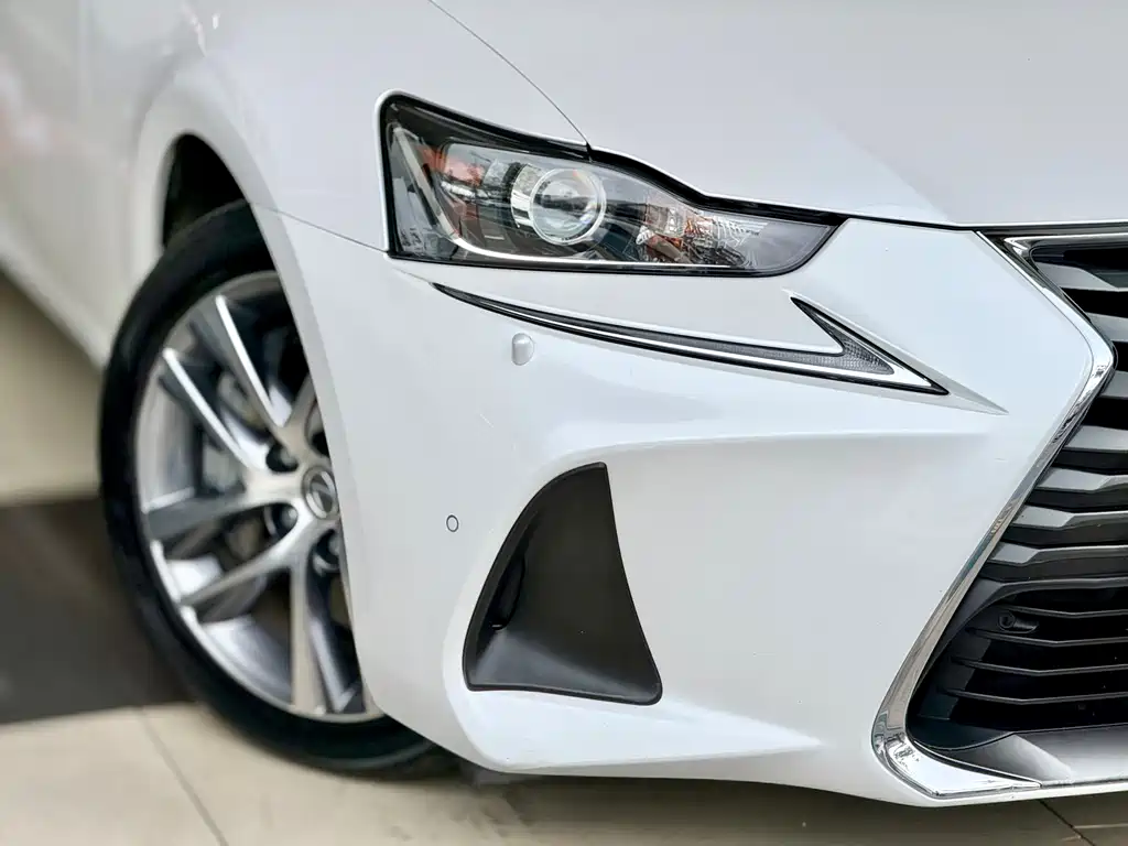 LEXUS IS