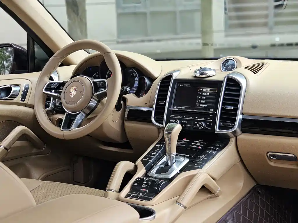 Porsche Cayenne — миниатюра 9
