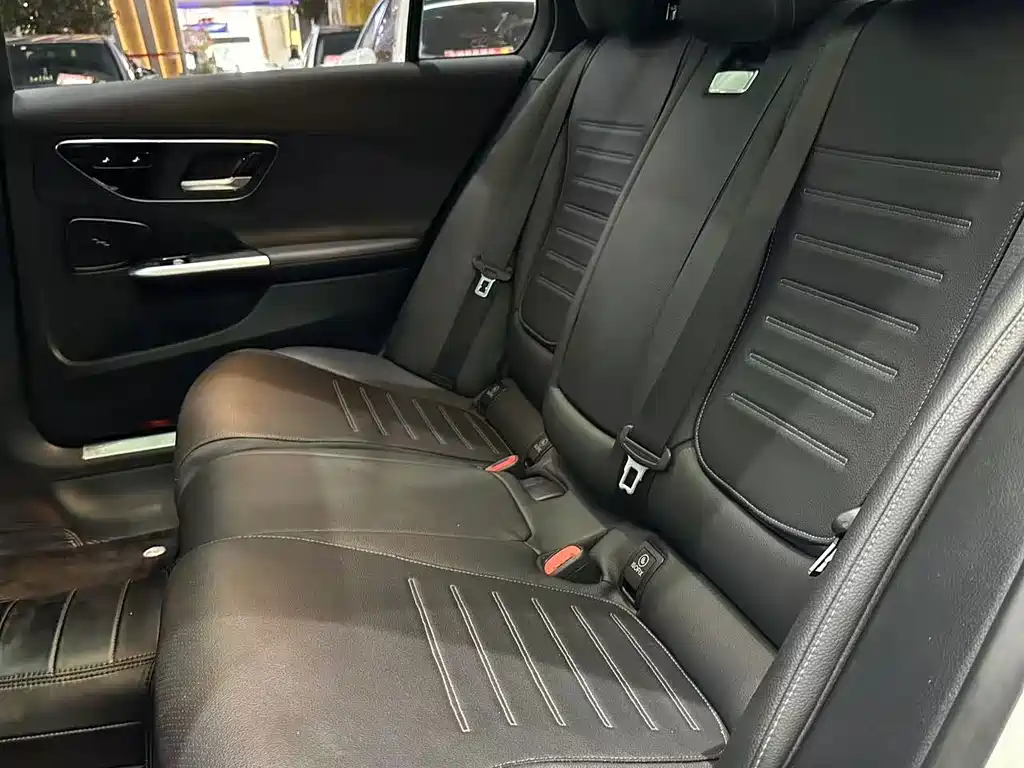 Mercedes-Benz C-Class — миниатюра 7