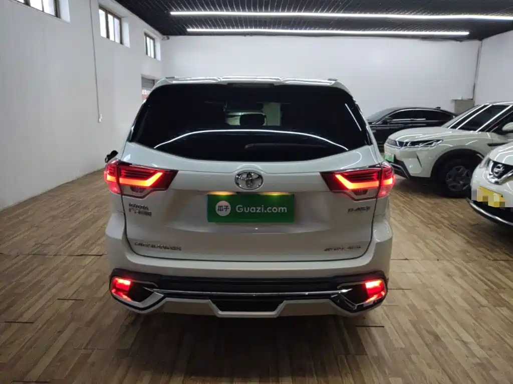 Toyota Highlander 2015 2.0T Luxury 7 мест