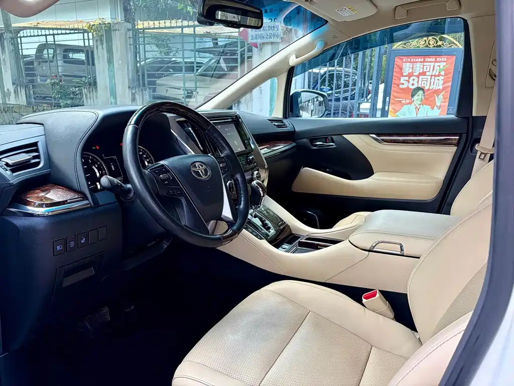 Toyota Alphard — миниатюра 5