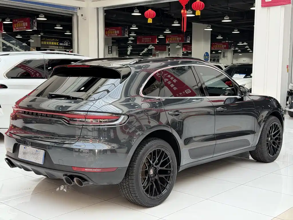 PORSCHE MACAN