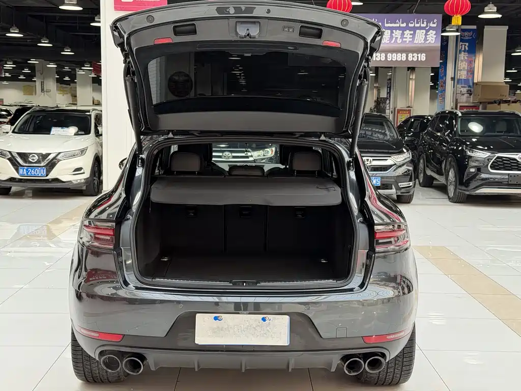PORSCHE MACAN