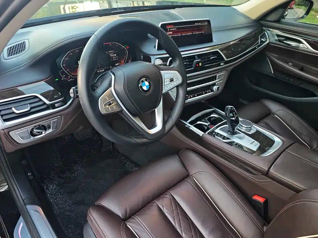 BMW 7 Series — миниатюра 11