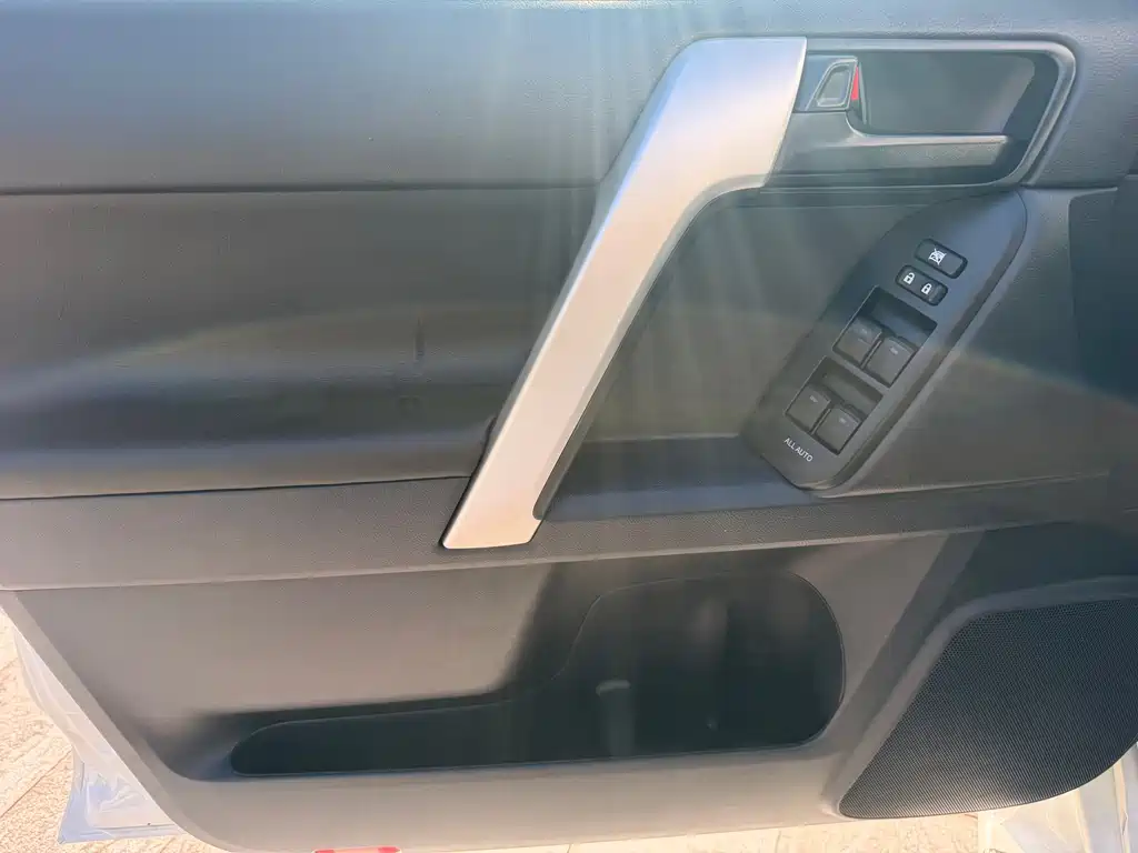Toyota Prado — миниатюра 9