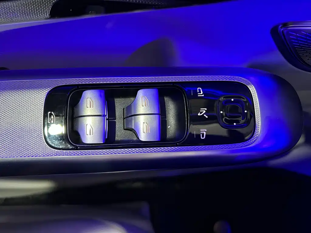Mercedes-Benz EQE SUV — миниатюра 22